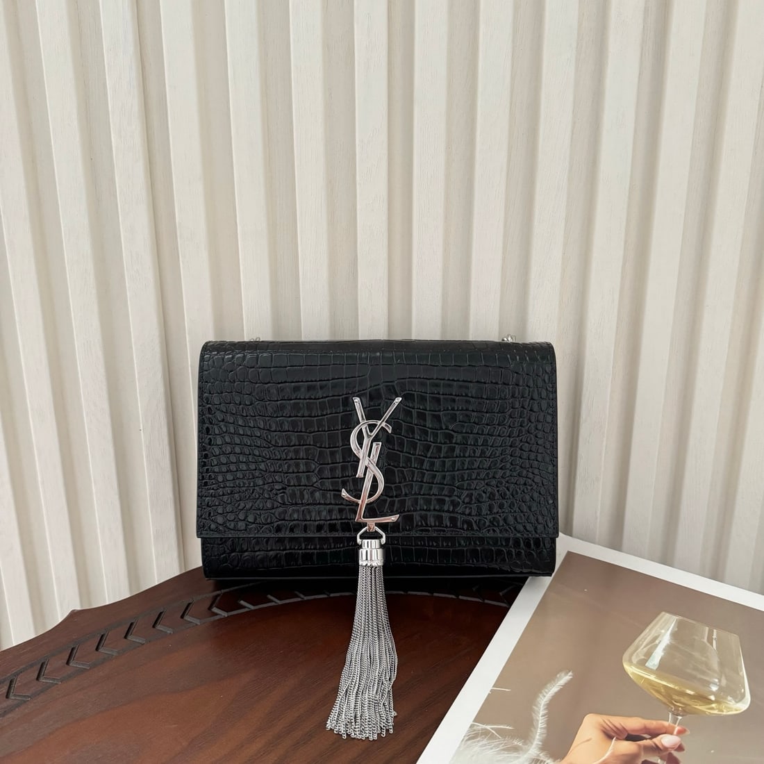 Yves Saint Laurent Kate small chain bag: Kate small crocodile-embossed tassel bag. A classic design paired with cowhide leather with a striking crocodile pattern. The tassel design adds a touch of softness and femininity. A classic style,