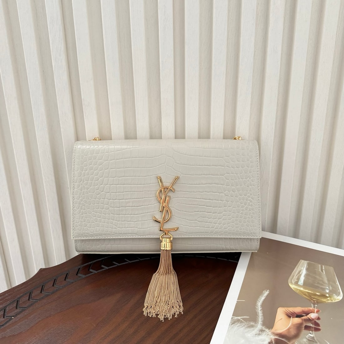 Yves Saint Laurent Kate medium chain bag: Kate medium chain bag, made of top-grade imported caviar cowhide, highly durable, original mold-made hardware, classic and versatile, a timeless style. Ball-patterned texture. Dimensions: 24cm x 14.5c