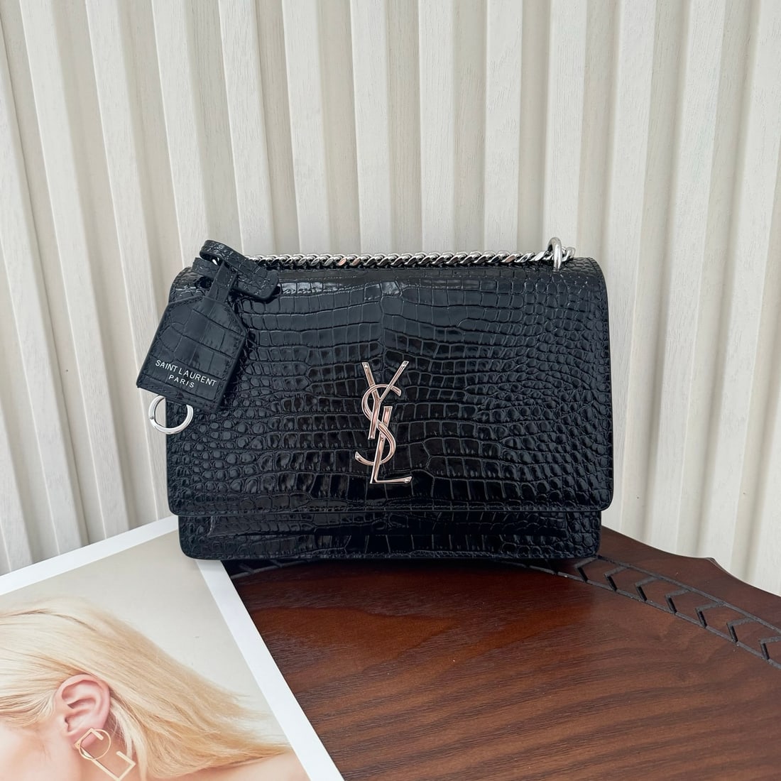 Yves Saint Laurent Sunset: The Sunset bag is a timeless style, made of special crocodile-patterned cowhide. The bag is exquisite and three-dimensional, with a small accordion design on the side, giving it a low-key luxury feel.