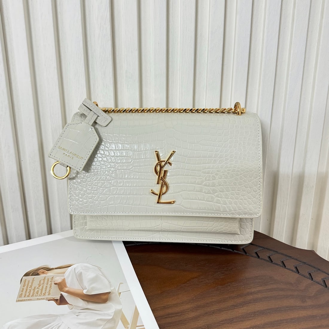 Yves Saint Laurent Sunset: The Sunset bag is a timeless style, made of special crocodile-patterned cowhide. The bag is exquisite and three-dimensional, with a small accordion design on the side, giving it a low-key luxury feel.