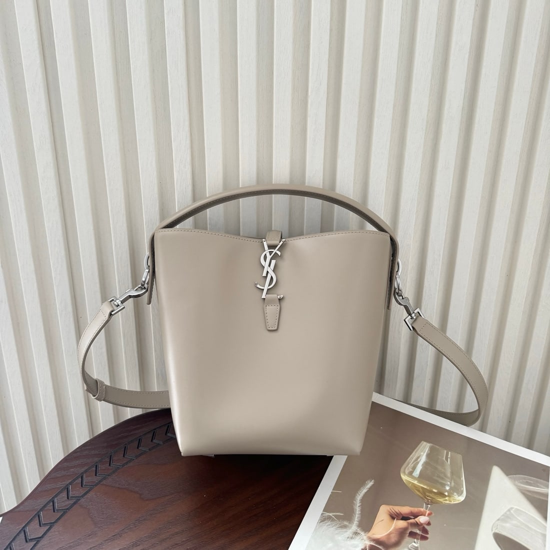 Yves Saint Laurent LE: The LE 37 small bucket bag is sturdy and stylish. The entire bag is made of high-quality calfskin, maintaining Yves Saint Laurent's signature simple yet cool design. It also boasts excellent capacity.