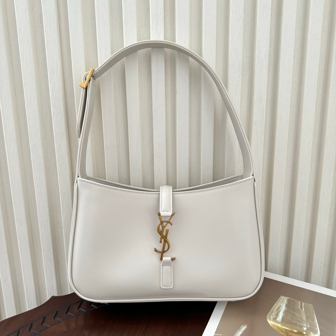Yves Saint Laurent LE: LE Plain Weave Saddle Shoulder Bag: Lightweight and minimalist design, featuring a brand logo hook closure, understated yet stylish. Dimensions: 23 x 16 x 6.5 cm. Thank you for viewing our auction and
