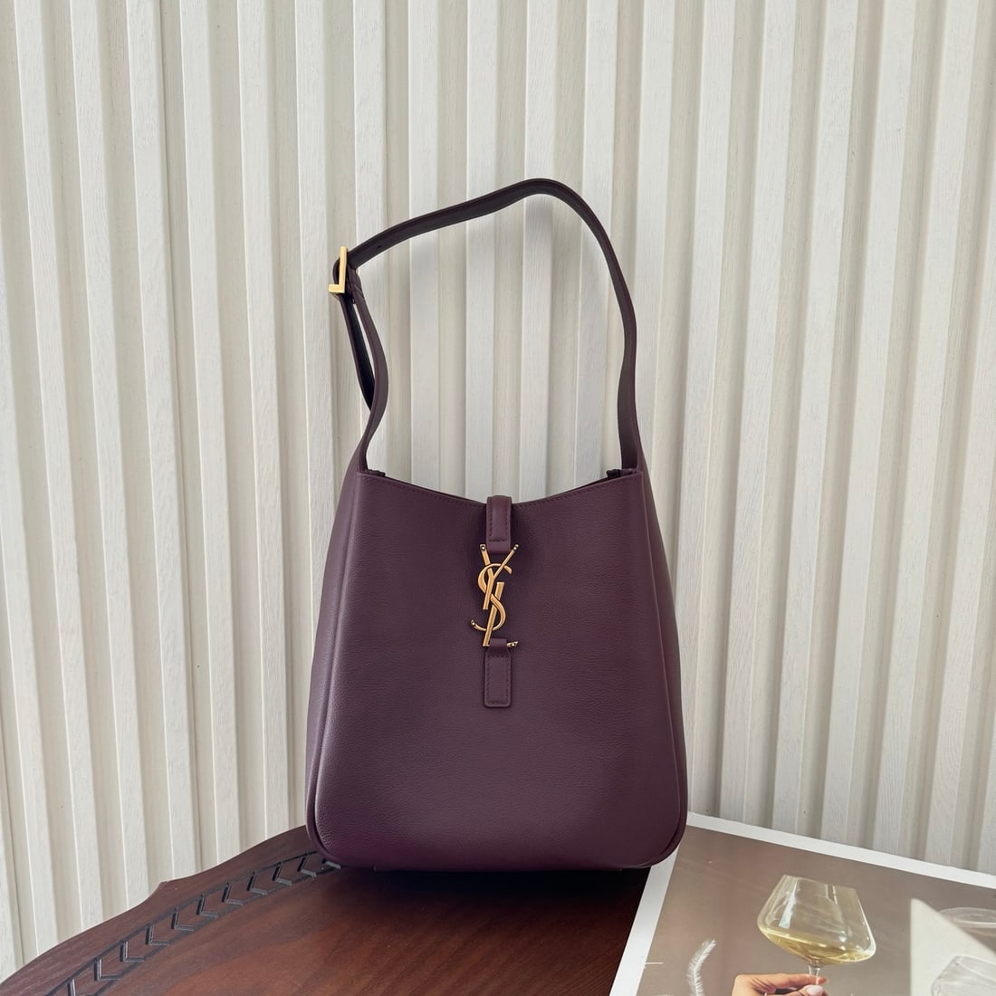 Yves Saint Laurent Le Hobo: LE HOBO underarm bag, minimalist design, made of cowhide, with a soft, relaxed feel. Large capacity, and most importantly, incredibly versatile, it goes perfectly with any style! Size: 23 x 22 x 8 cm!