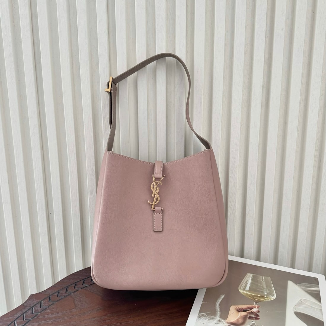 Yves Saint Laurent Le Hobo: LE HOBO underarm bag, minimalist design, made of cowhide, with a soft, relaxed feel. Large capacity, and most importantly, incredibly versatile, it goes perfectly with any style! Size: 23 x 22 x 8 cm!