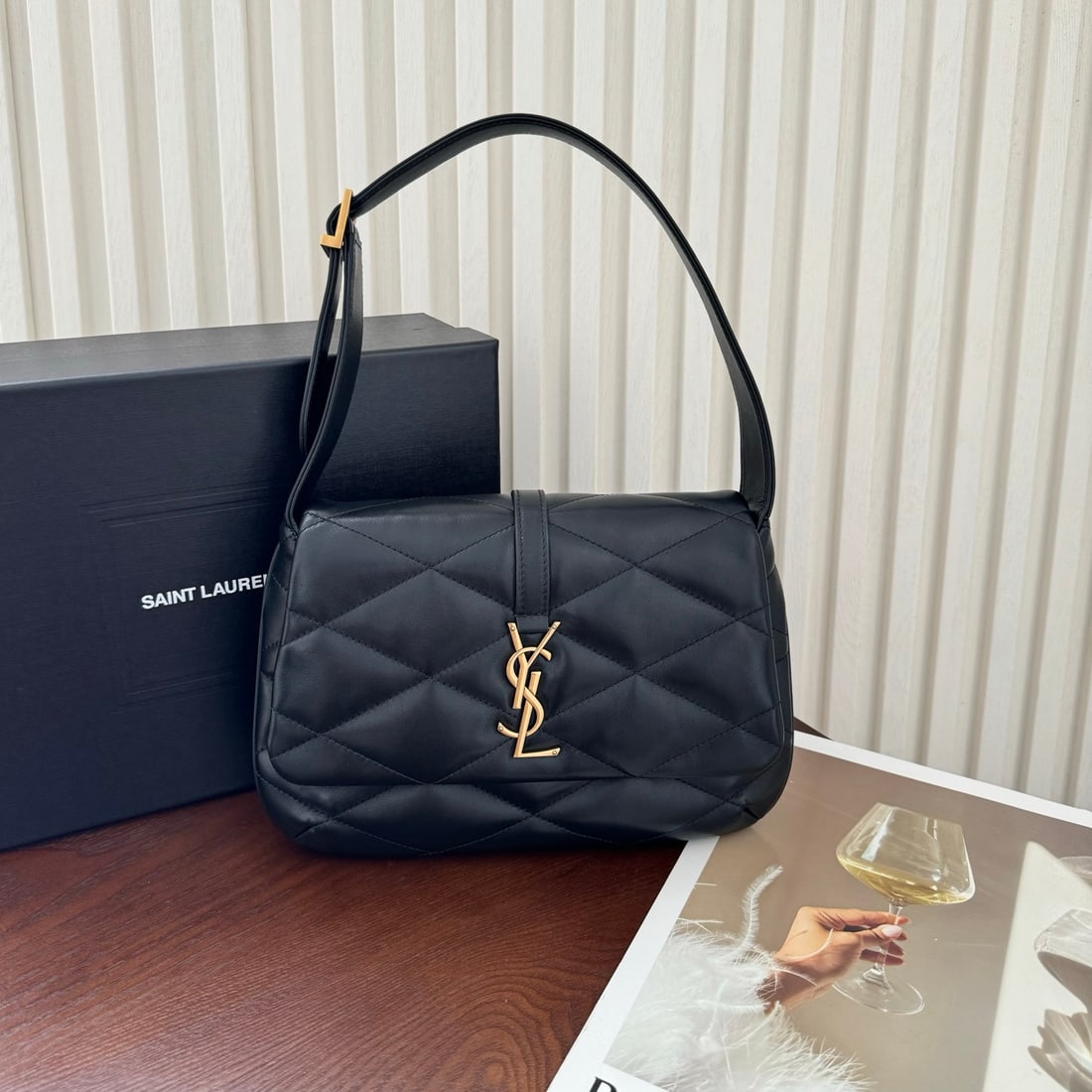 Yves Saint Laurent: LE 57 underarm bag, made of soft lambskin with a wonderful feel. The trapezoidal shape and diamond quilting create a simple yet stylish look, truly both retro and fashionable. Despite its small size, 