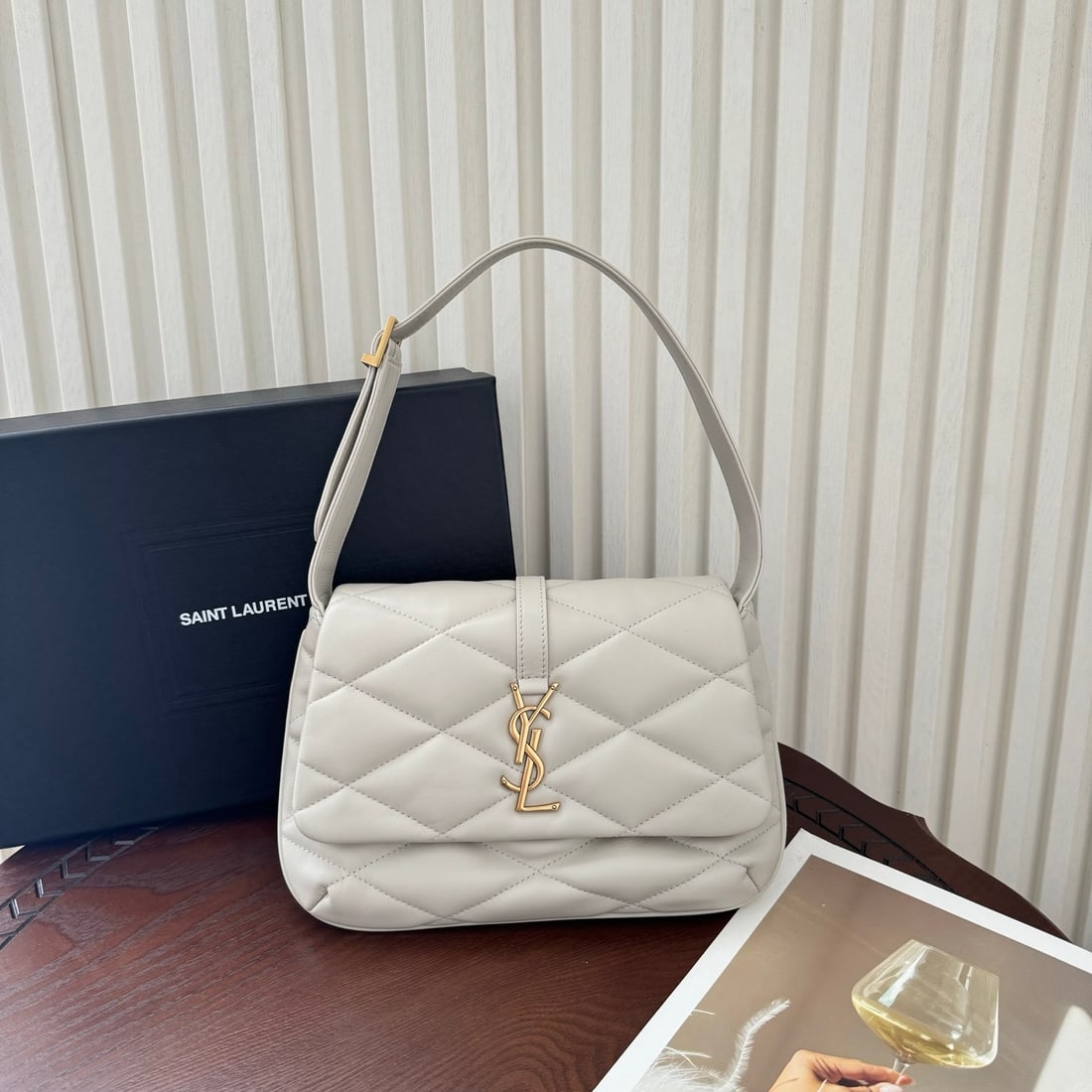 Yves Saint Laurent: LE 57 underarm bag, made of soft lambskin with a wonderful feel. The trapezoidal shape and diamond quilting create a simple yet stylish look, truly both retro and fashionable. Despite its small size, 