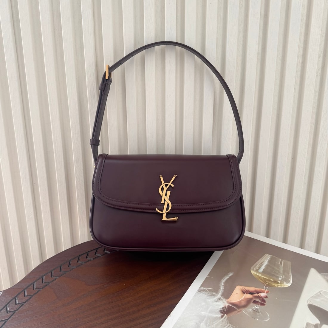 Yves Saint Laurent Solferino: The Solferino underarm bag features a structured, rounded shape paired with the classic Cassandra logo, achieving a classic yet stylish transformation. The adjustable shoulder strap allows for easy sw