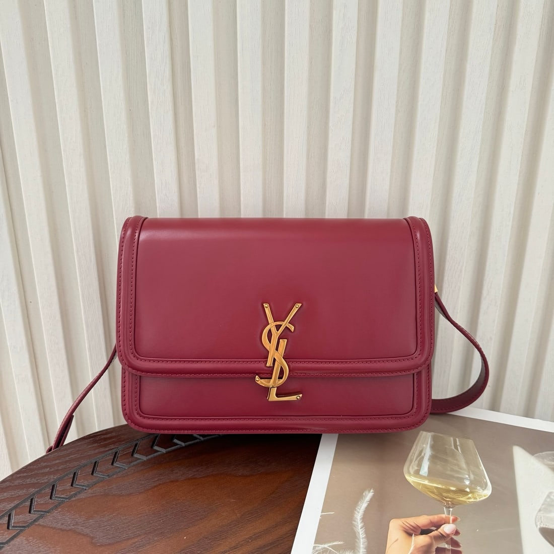Yves Saint Laurent Solferion: Solferion Box Medium, dimensions: 23 x 17 x 6 cm! Crafted from premium Box leather, this bag boasts a beautiful, lustrous finish that improves with use. The minimalist design features a uniquely creat