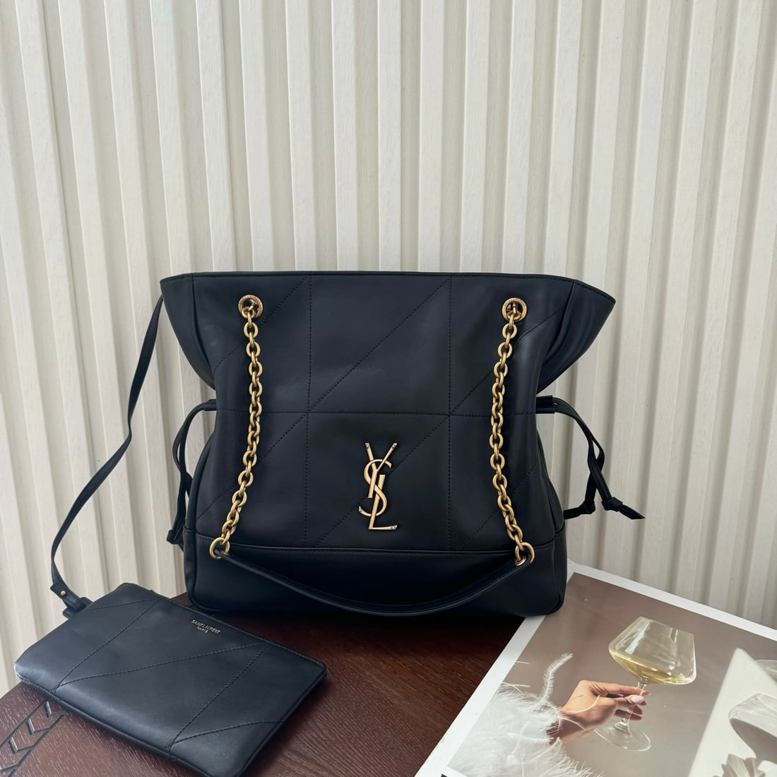 Yves Saint Laurent Jamie: Jamie 4.3 Small Tote Bag, made of lambskin with a beautiful sheen, soft and comfortable. The bag is very lightweight, and the drawstring design creates a natural and sophisticated pleated look. The ba