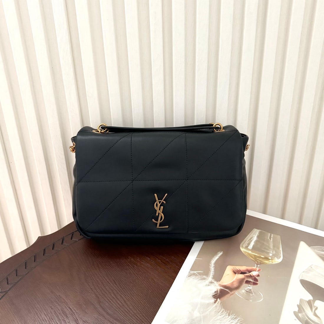 Yves Saint Laurent Jamie: Jamie 4.3 small lambskin bag, with a soft and delicate touch, feels supple and flaky. The bag features a classic vintage distressed design, and despite its small size, it's surprisingly spacious. It l