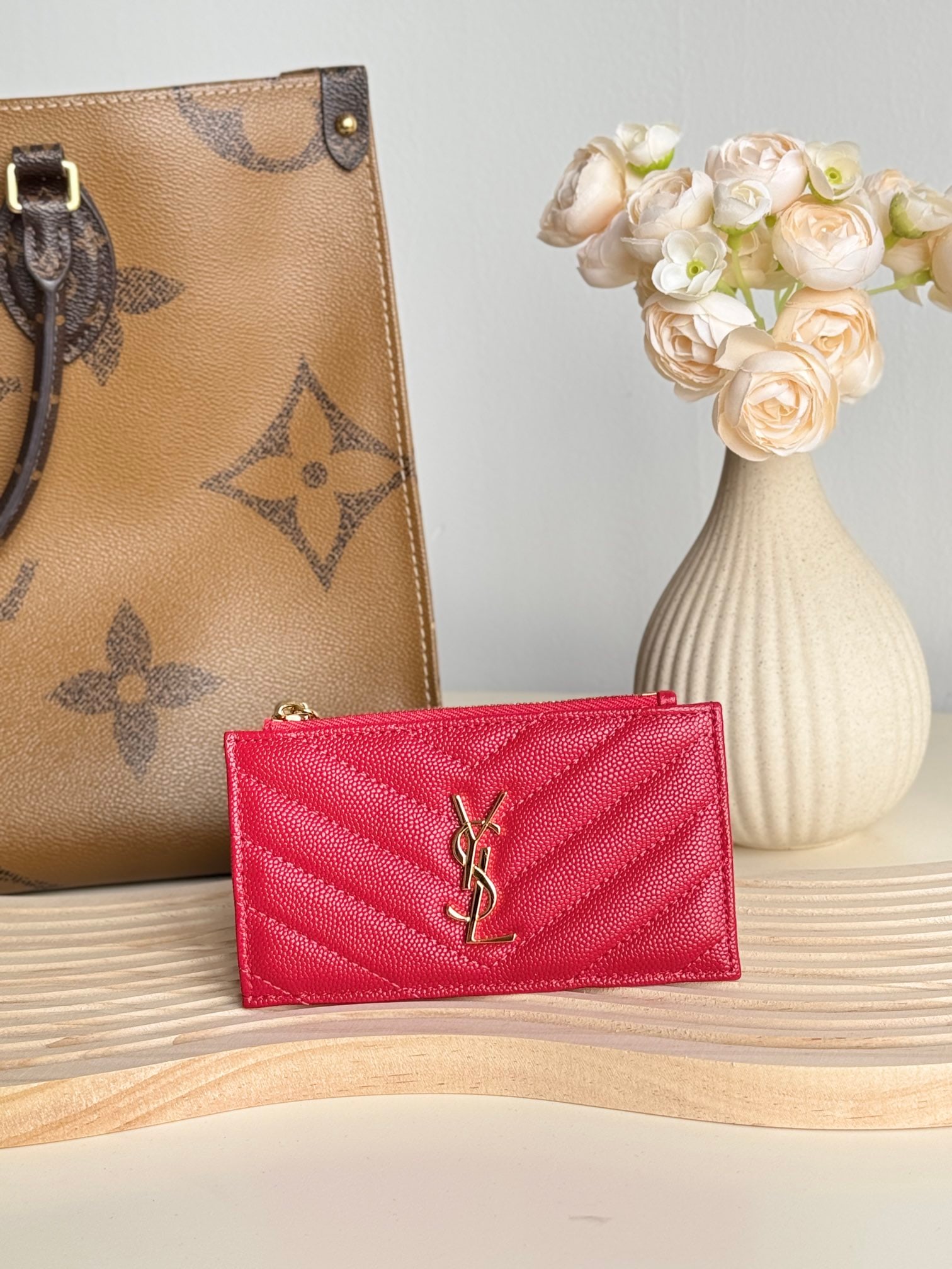 Yves Saint Laurent: Yves Saint Laurent card holder, made of SAINT LAURENT pebbled leather! One of the most beautiful card holders ever made; very compact and exquisite; extremely durable and scratch-resistant, suitable f