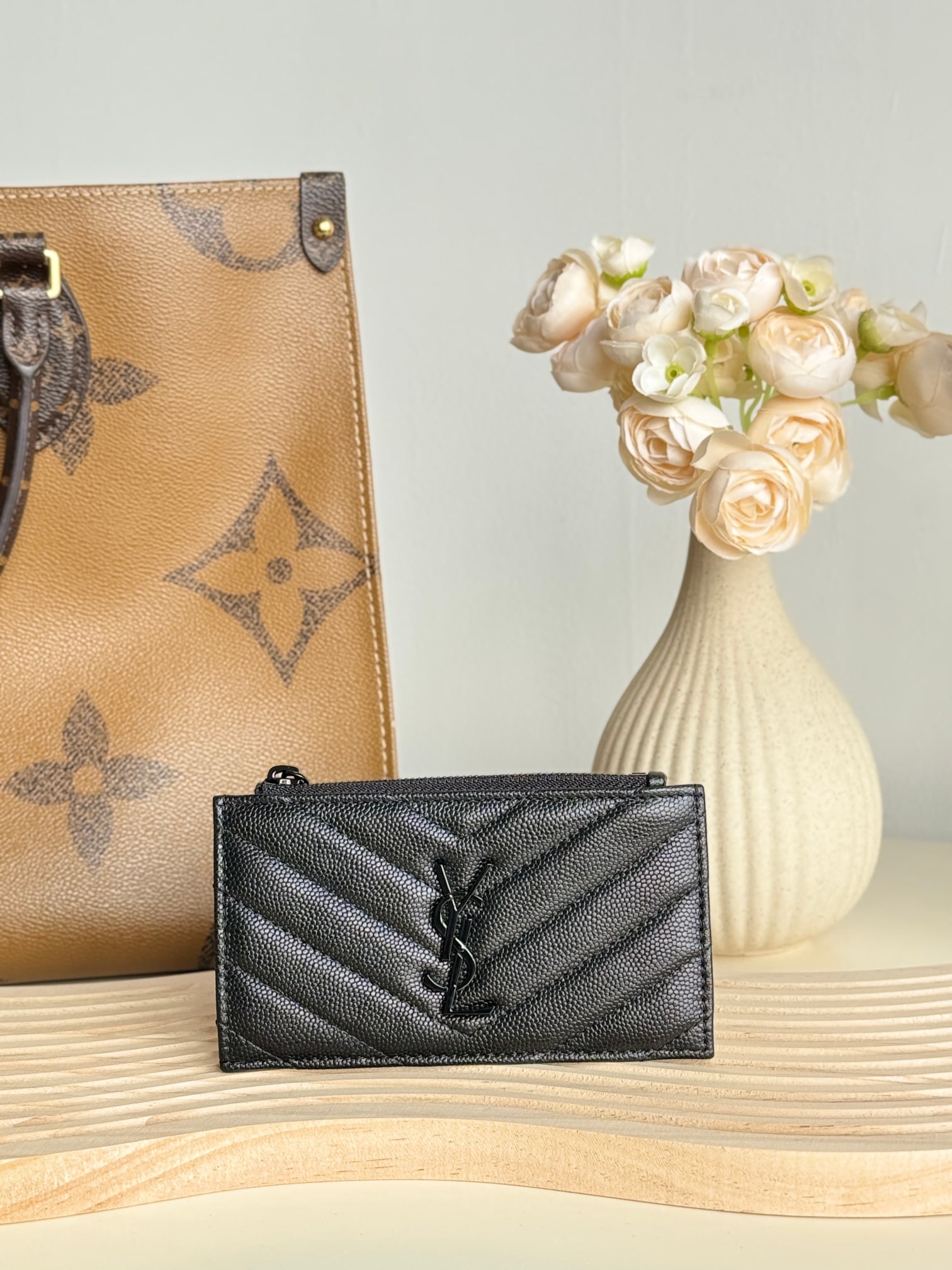 Yves Saint Laurent: Yves Saint Laurent card holder, made of SAINT LAURENT pebbled leather! One of the most beautiful card holders ever made; very compact and exquisite; extremely durable and scratch-resistant, suitable f