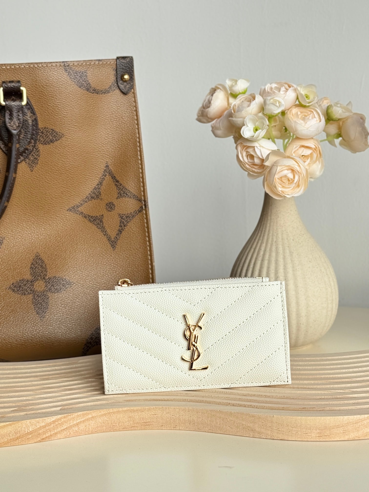 Yves Saint Laurent: Yves Saint Laurent card holder, made of SAINT LAURENT pebbled leather! One of the most beautiful card holders ever made; very compact and exquisite; extremely durable and scratch-resistant, suitable f