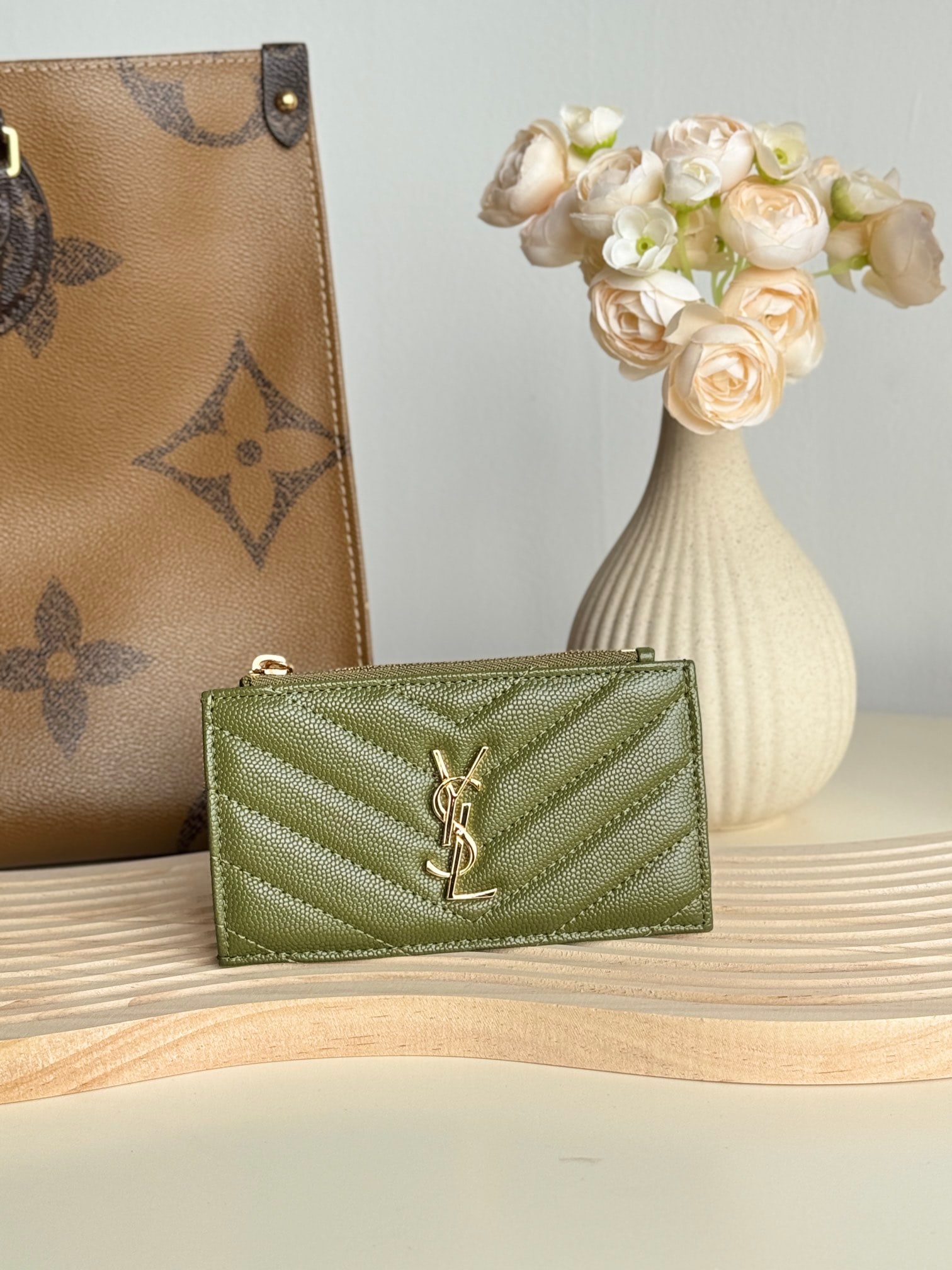 Yves Saint Laurent: Yves Saint Laurent card holder, made of SAINT LAURENT pebbled leather! One of the most beautiful card holders ever made; very compact and exquisite; extremely durable and scratch-resistant, suitable f