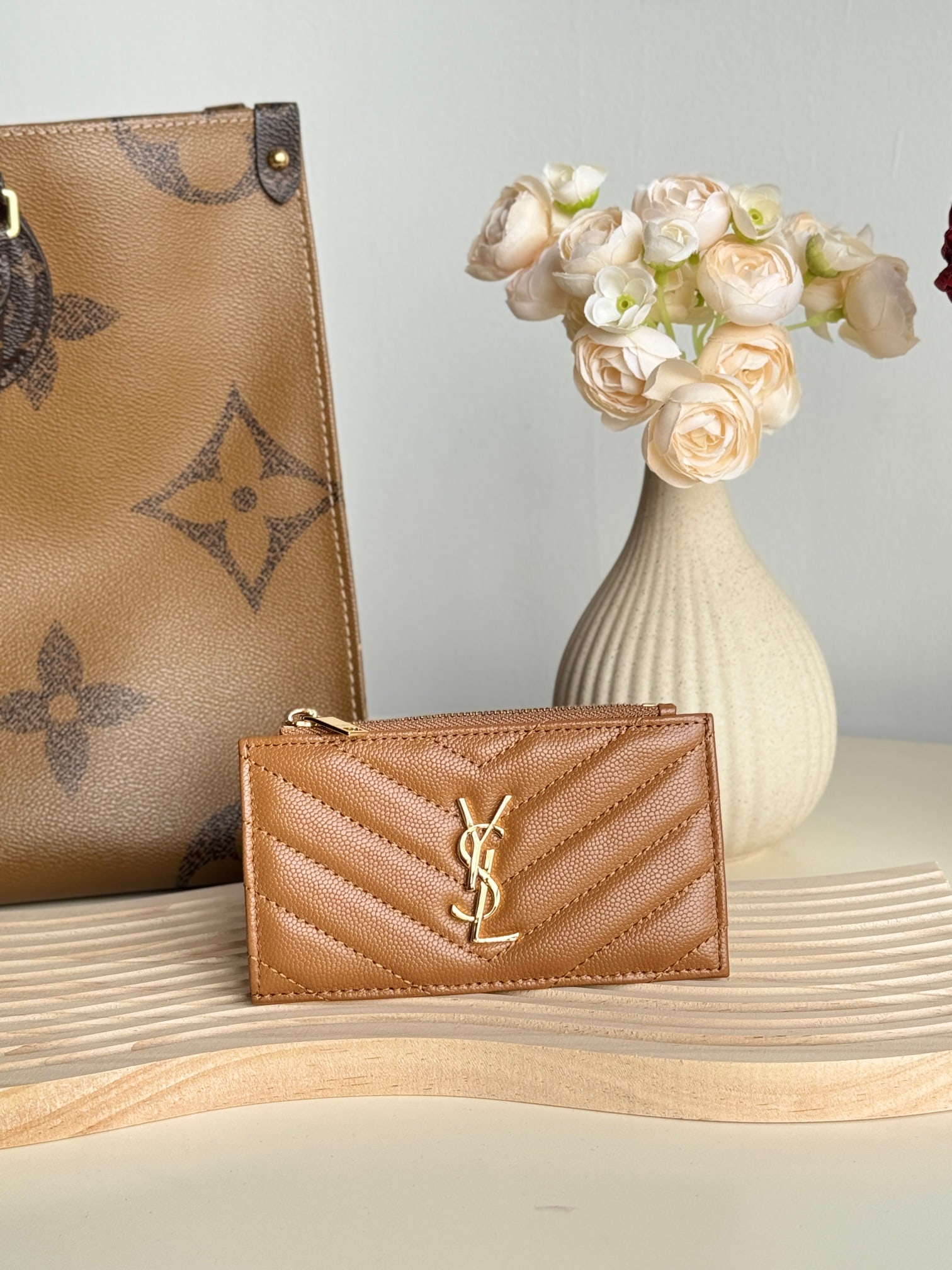 Yves Saint Laurent: Yves Saint Laurent card holder, made of SAINT LAURENT pebbled leather! One of the most beautiful card holders ever made; very compact and exquisite; extremely durable and scratch-resistant, suitable f