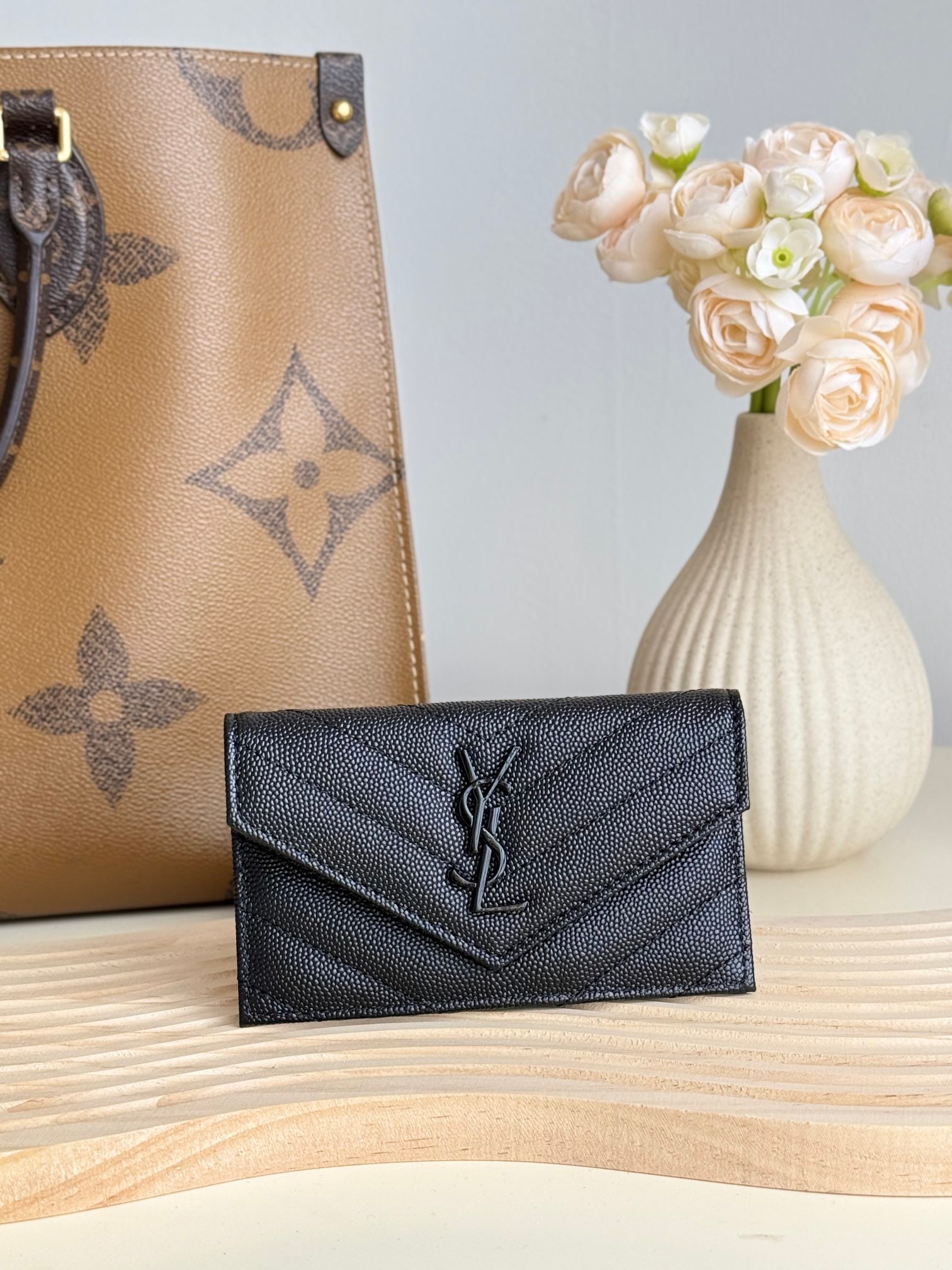 Yves Saint Laurent: 2024 NEW SAINT LAUR ENT Yves Saint Laurent Trend Flap Zipper Card Holder, made of top-grain cowhide leather with a metal-free tanning process, featuring the classic Yves Saint Laurent logo and quilted