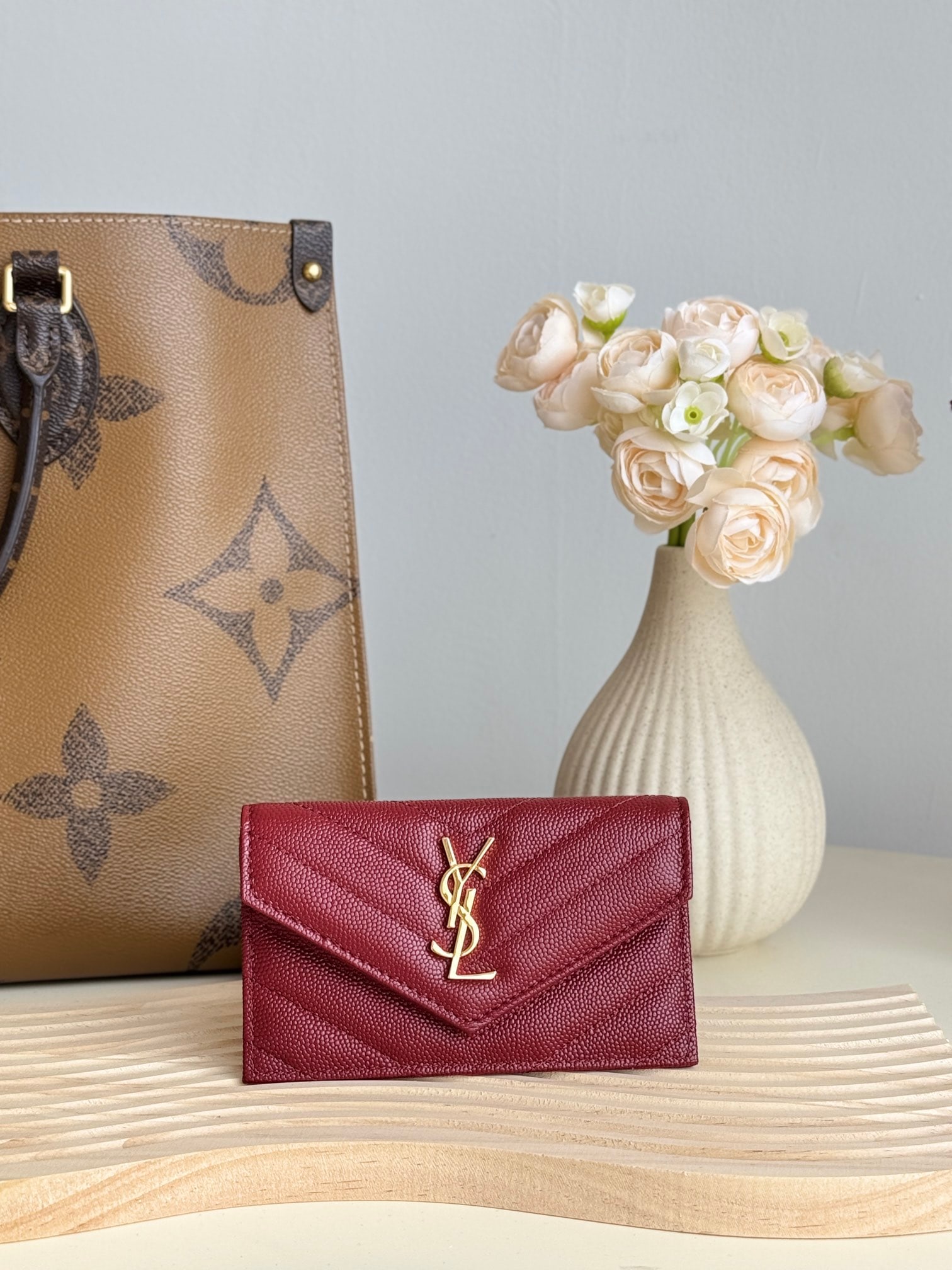 Yves Saint Laurent: 2024 NEW SAINT LAUR ENT Yves Saint Laurent Trend Flap Zipper Card Holder, made of top-grain cowhide leather with a metal-free tanning process, featuring the classic Yves Saint Laurent logo and quilted