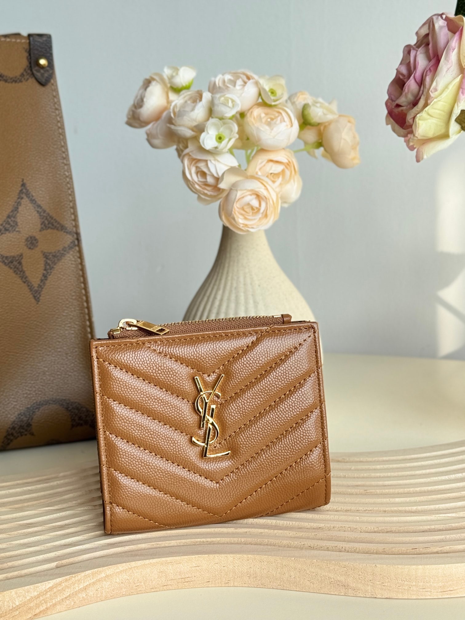 Yves Saint Laurent: Yves Saint Laurent caviar card holder, very practical, with a visible ID card slot! Made of cowhide and lambskin. Dimensions: 10x8x2 mm. Thank you for viewing our auction and we look forward to servin