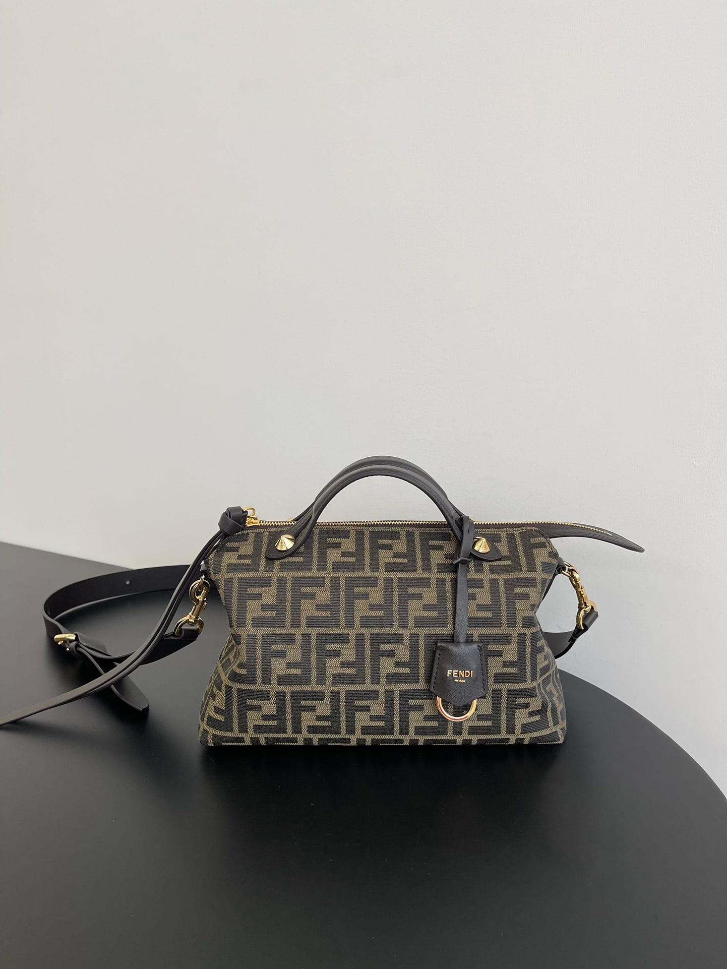 Fendi bytheway: Fendi bytheway Boston presents the adorable "squeeze bag," a design that transforms into a clutch with a gentle press, offering a surprisingly relaxing experience! Made with hand-stitched full leather