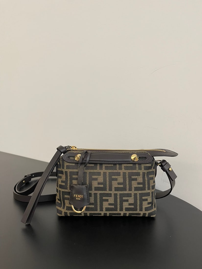 Fendi bytheway: The small Fendi bytheway Boston bag transforms into an adorable "squeeze bag"- a light press instantly transforms it into a clutch, offering a surprisingly relaxing experience! It's truly unique!
