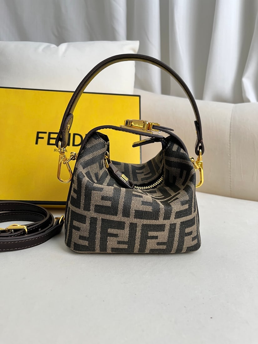 Fendi: FENDI's vintage bags are very popular, featuring the double F design. They come with both long and short shoulder straps. Dimensions: 15x9x13cm Thank you for viewing our auction and we look forward