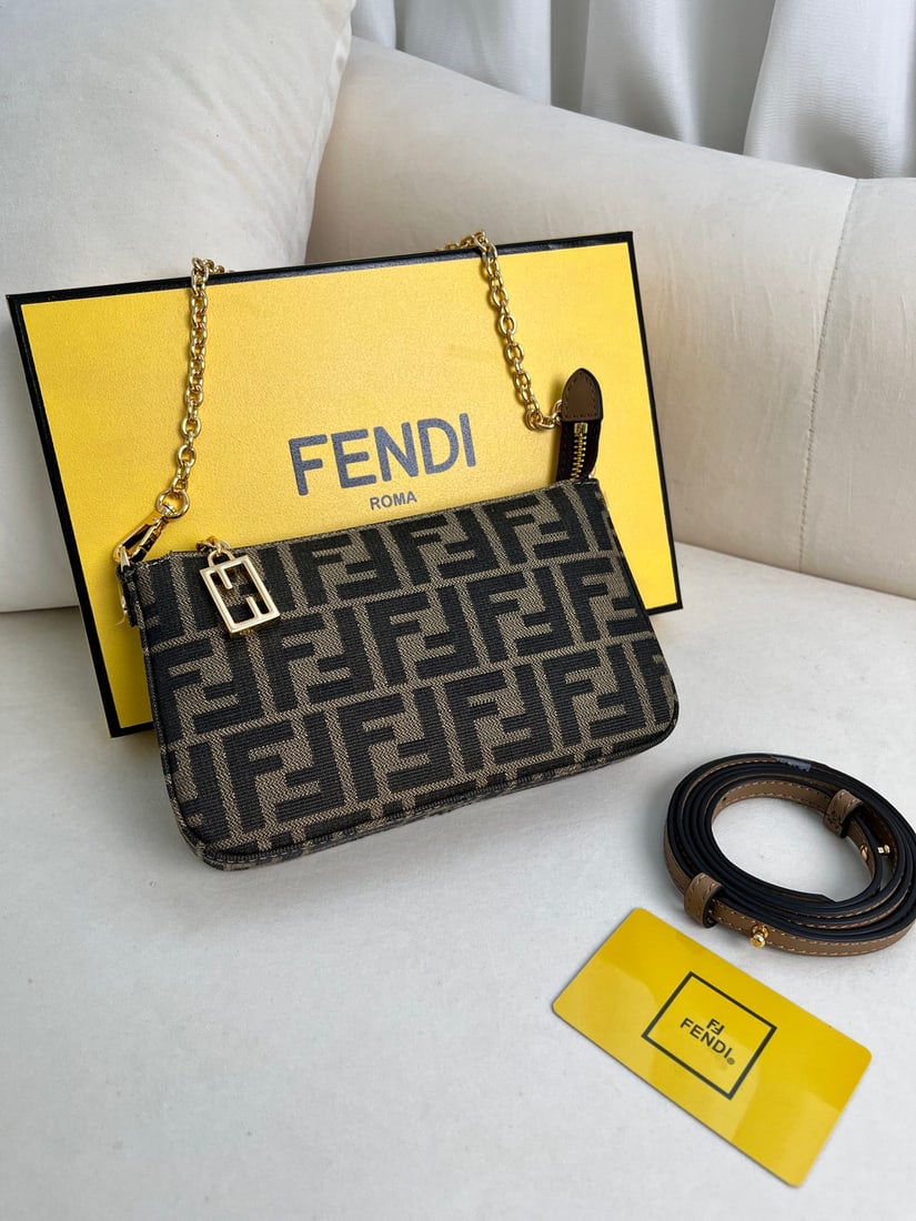 Fendi: FENDI's classic two-strap design offers two distinct styles and boasts a large capacity. Dimensions: Length 20cm, Width 3cm, Height 13cm. Thank you for viewing our auction and we look forward to