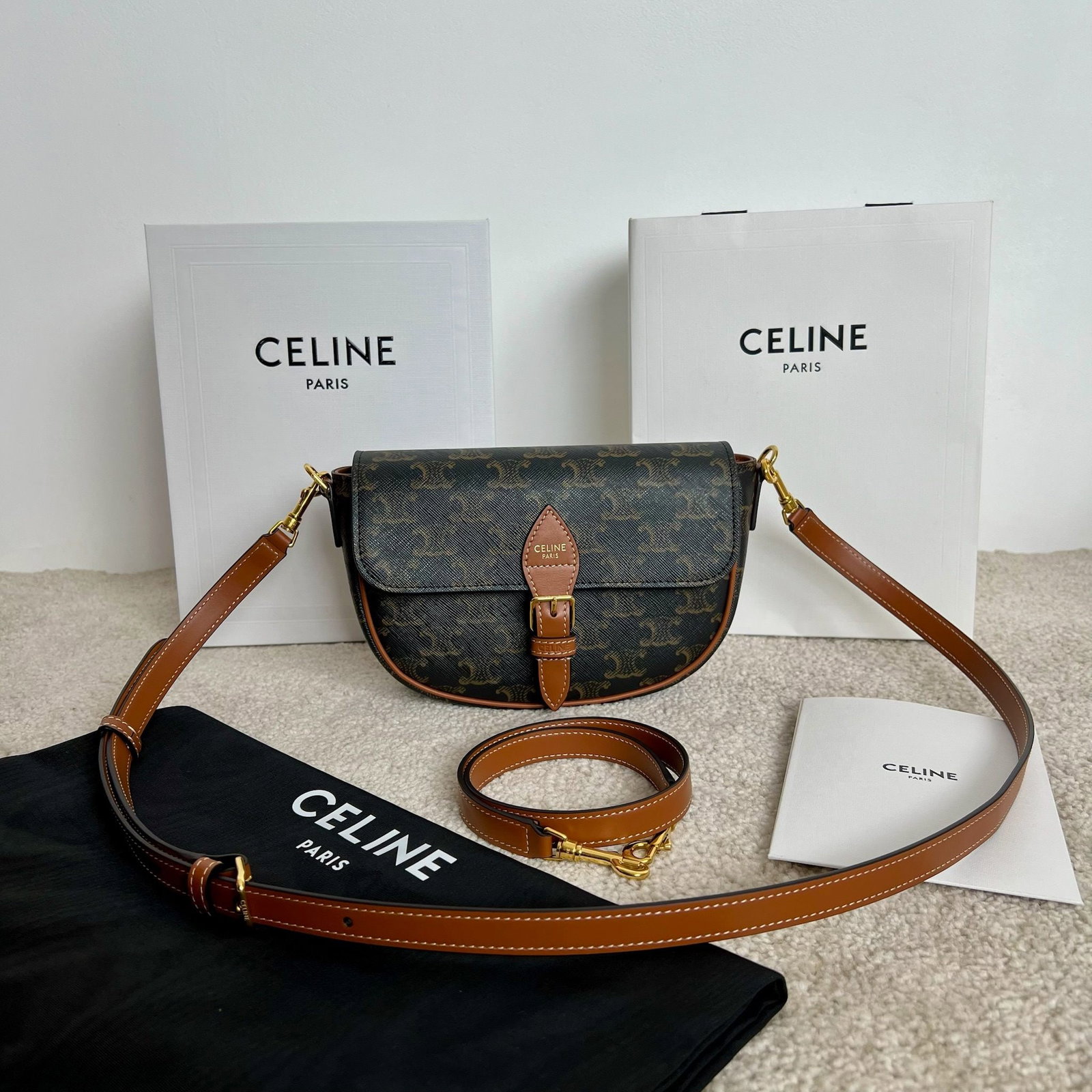 Celine: FOLCO logo print shoulder bag with two detachable shoulder straps: one for hand-carrying or shoulder-carrying, 9 inches (23.5 cm) long; the other adjustable for crossbody wear (20 x 14 x 5 cm). Featur