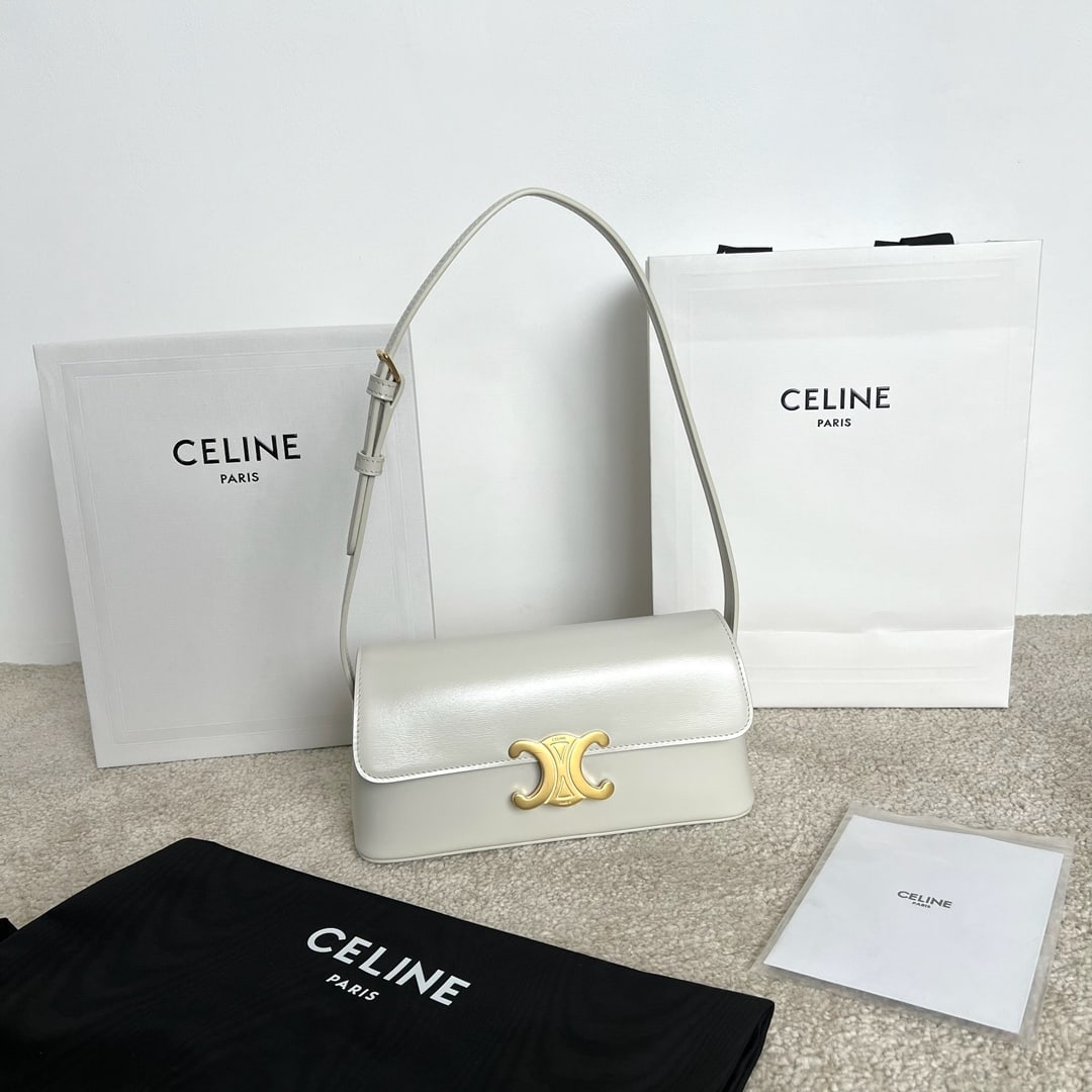 Celine: This cowhide leather tote bag is the perfect bag shape in my mind. Its unique finish achieves a balance between shine and transparency, simple yet elegant. Continuing the slender baguette silhouette o