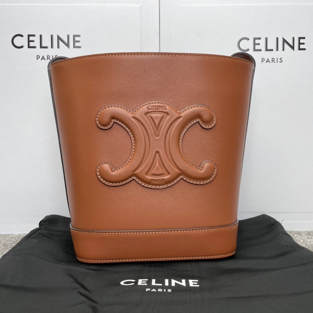 Celine Cuir Triophe: The CUIR TRIOMPHE small smooth calfskin bucket bag continues the classic design, with a refreshed three-dimensional Arc de Triomphe logo. Understated and simple, it's a highly practical and versatile 