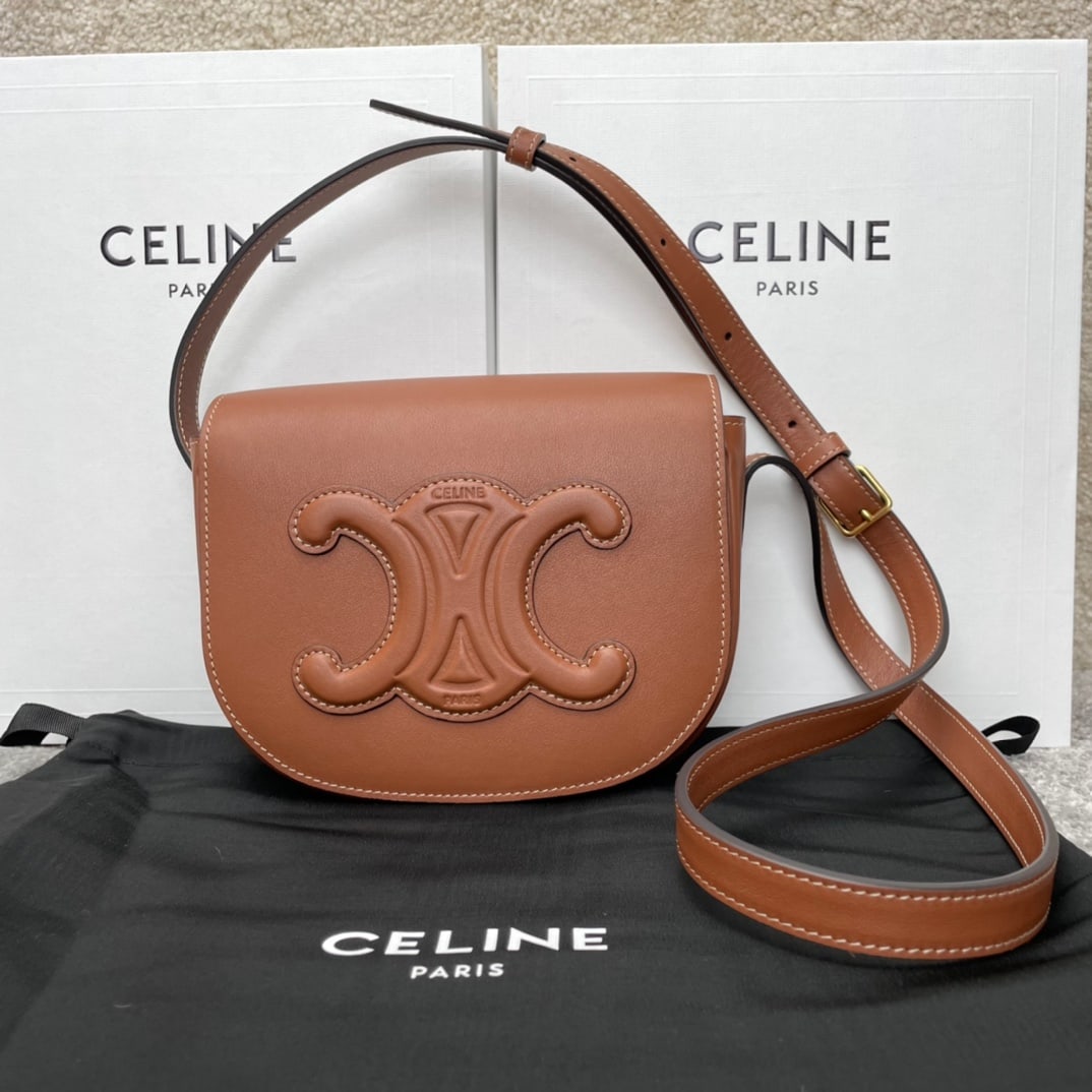 Celine Cuir Triophe: The CUIR TRIOMPHE series FOLCO CUIR TRIOMPHE handbag features a striking TRIOMPHE logo, a new saddle bag design from FOLCO. Compared to the original monogrammed saddle bag, this one has a softer, more