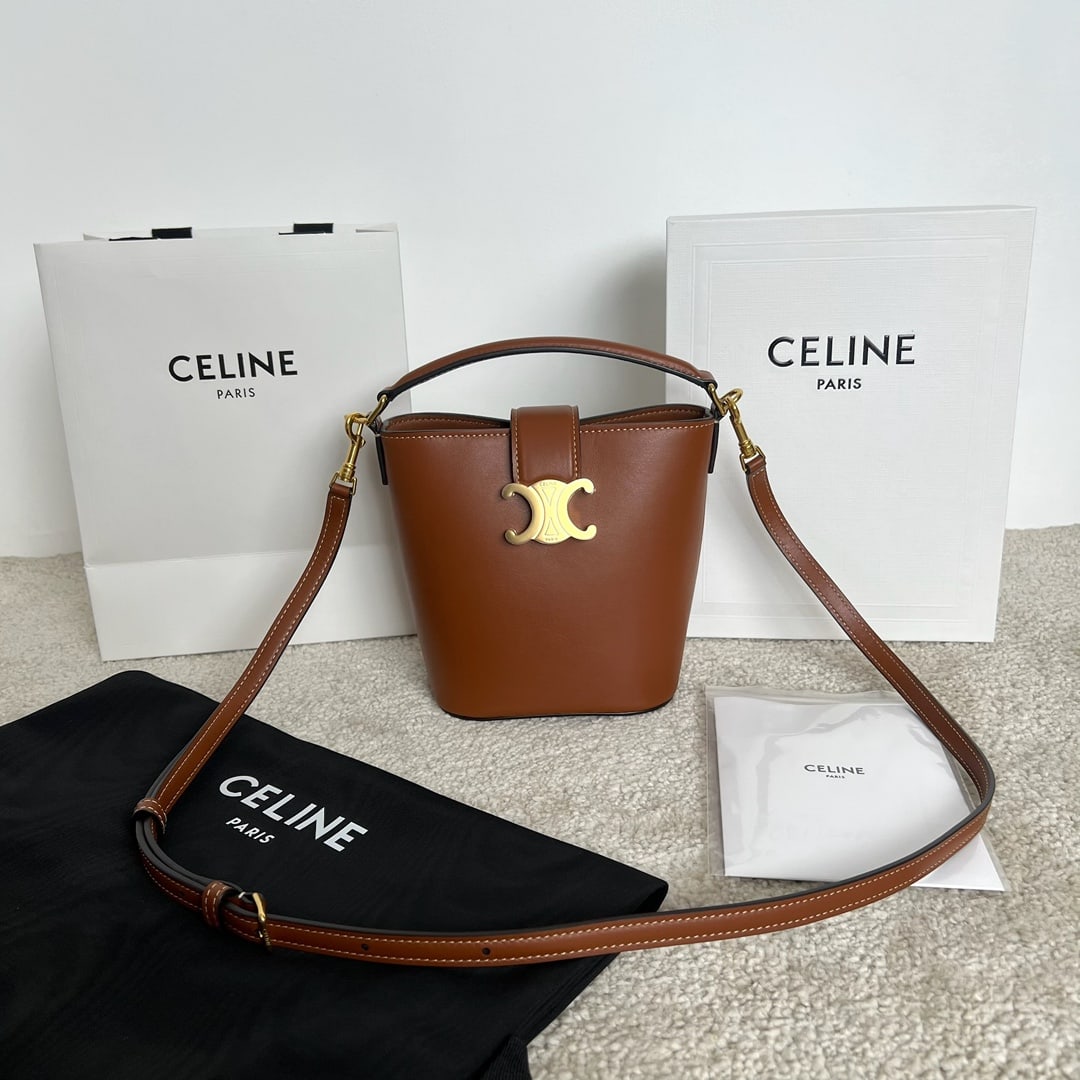 Celine Louise: LOUISE Mini Bucket Bag/Mini Handbag. This style can fit smartphones such as the Plus (13.5 x 16 x 10 cm). Made of cowhide and sheepskin leather with a gold-plated finish. Features include handles, a l