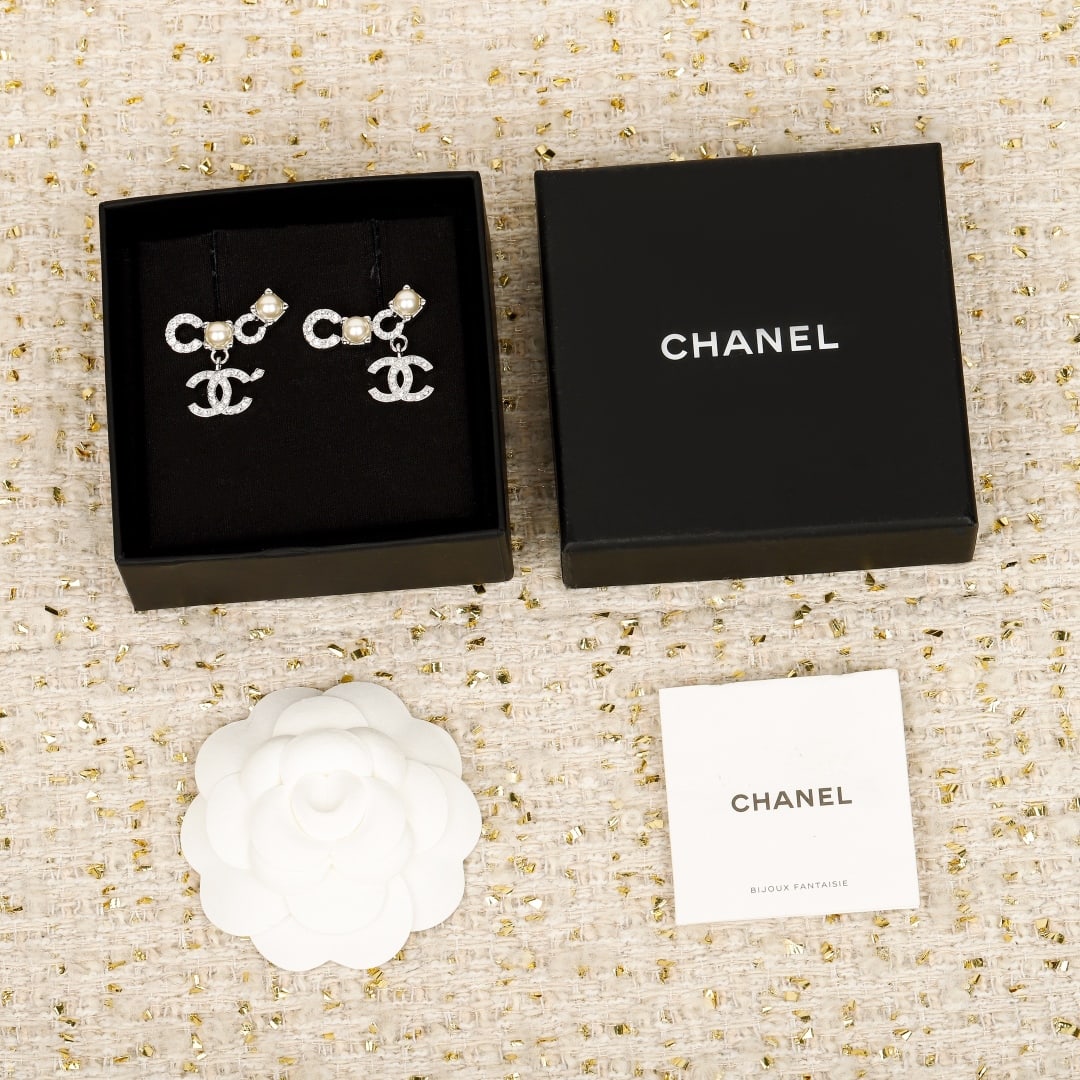 COCO rhinestone pearl earrings: COCO rhinestone and pearl earrings feature a classic double-C design. The collision of pearls forms a square shape, creating a unique and eye-catching design. The exquisite craftsmanship makes these e