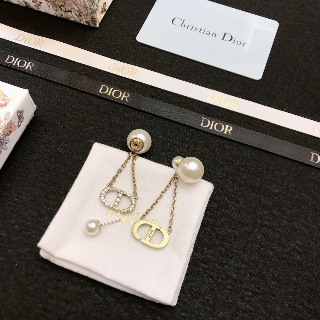Dior full-diamond letter stud earrings: Dior full-diamond letter earrings: beautiful and romantic. Thank you for viewing our auction and we look forward to serving you as a valued Gold Standard Auctions customer! Each item has been carefull