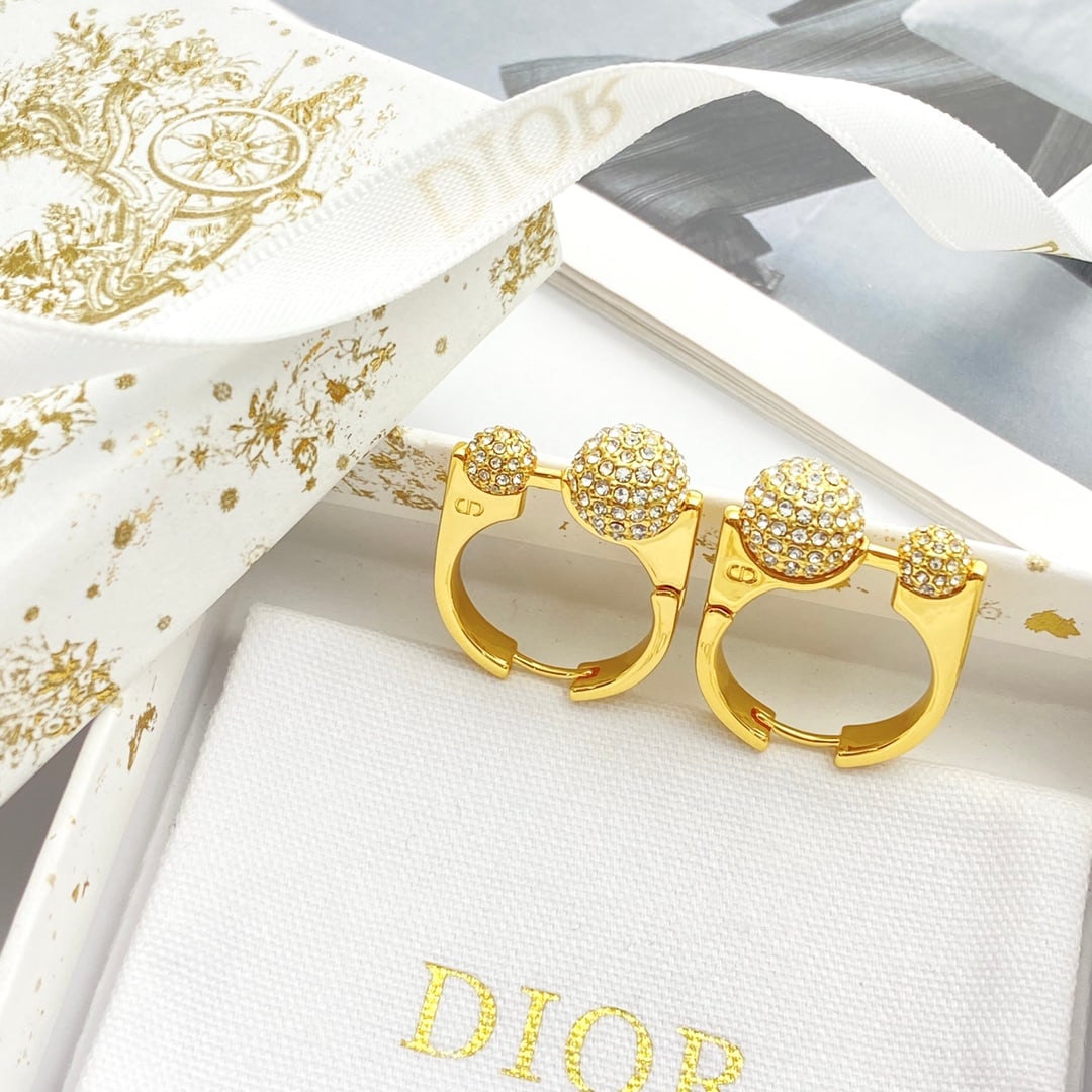Dior full-diamond geometric clasp earrings: Dior earrings, featuring full diamonds and geometric clasp design with large and small beads. The gold-plated metal hoop design exudes a graphic style, with gold balls on both sides engraved with the 
