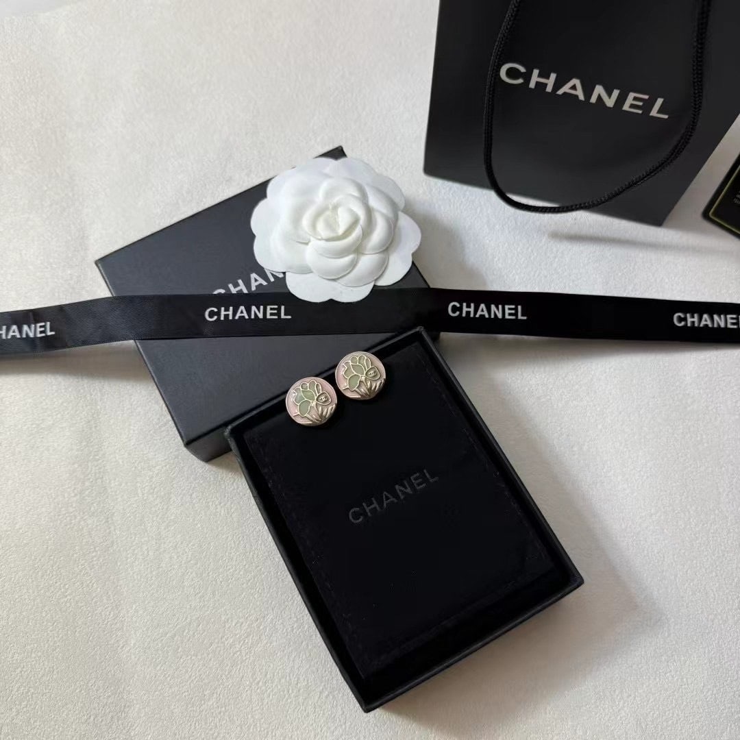 Chanel earrings: Chanel earrings, adorned with lotus petals and incorporating many Chinese elements, exude a distinctly Eastern charm. The details are truly beautiful; perhaps this is their unique allure. Thank you fo