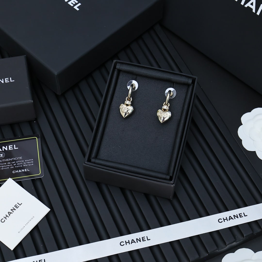Chanel Heart Double C Earrings: Chanel heart-shaped double C earrings are sweet and cool, stylish, and the medium-to-large size gives them a casual and unrestrained yet slightly edgy look. Thank you for viewing our auction and we lo