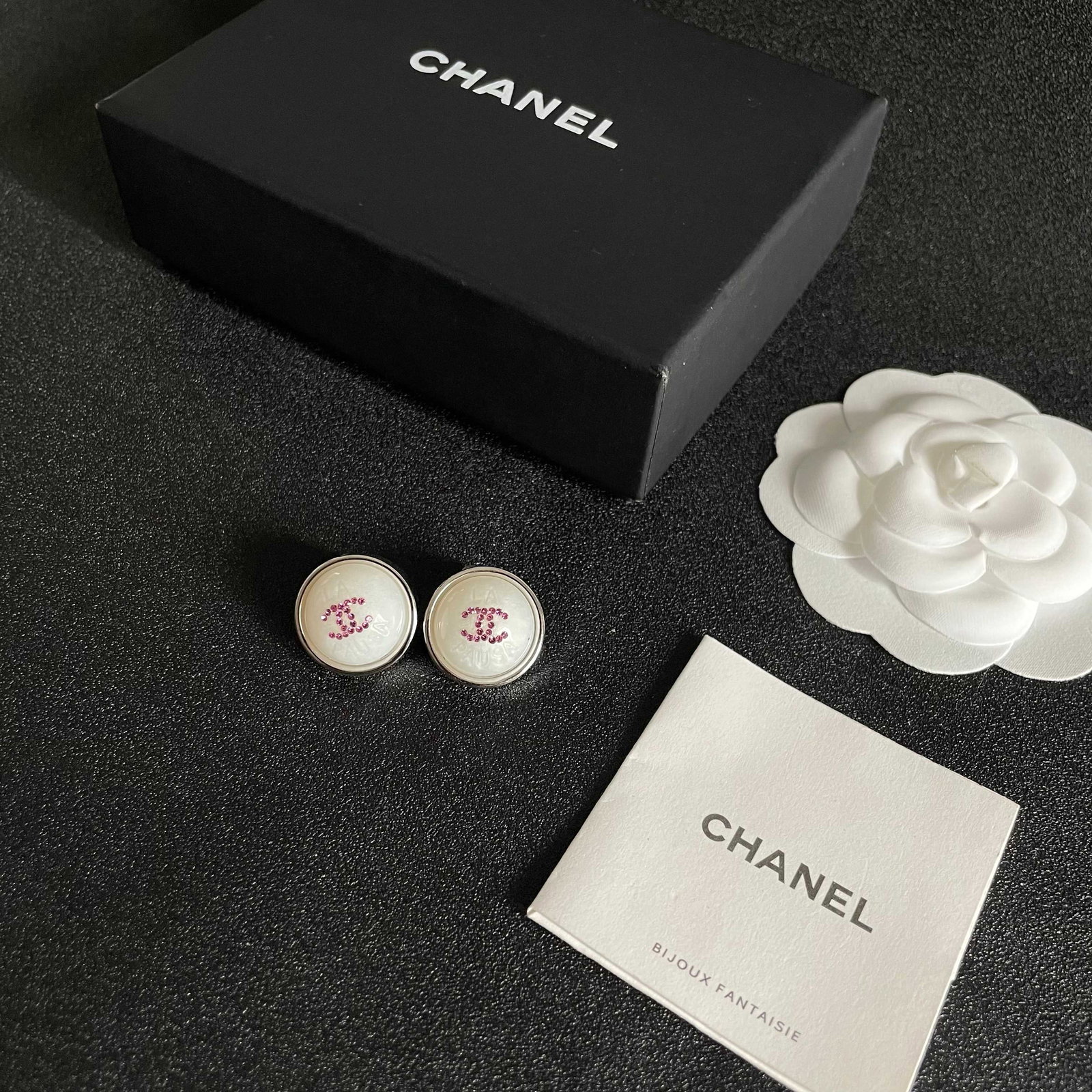 Chanel vintage earrings: Chanel vintage earrings are very beautiful, exquisite, and elegant, exuding a sophisticated charm. Thank you for viewing our auction and we look forward to serving you as a valued Gold Standard Auctio