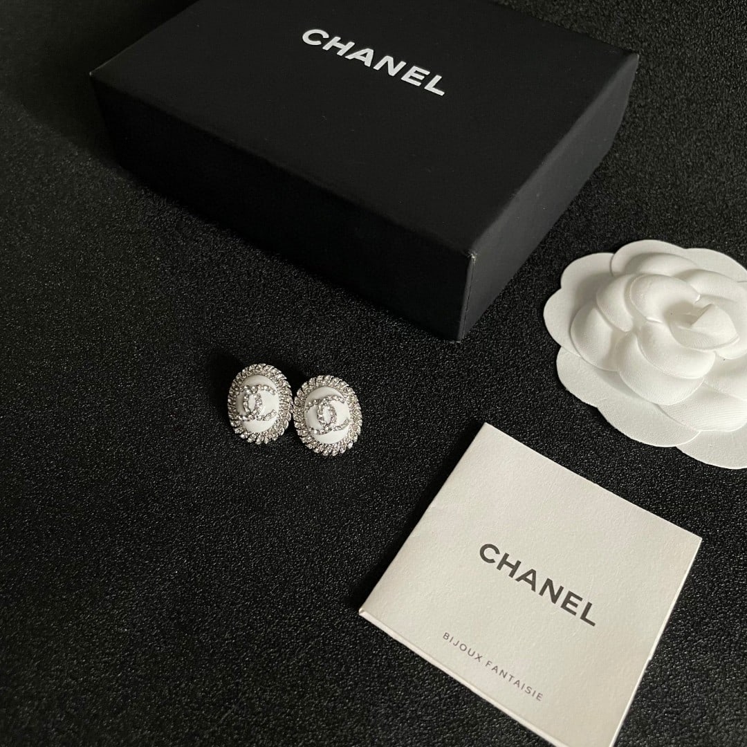 Chanel vintage earrings: Chanel vintage earrings are very beautiful, exquisite, and elegant, exuding a sophisticated charm. Thank you for viewing our auction and we look forward to serving you as a valued Gold Standard