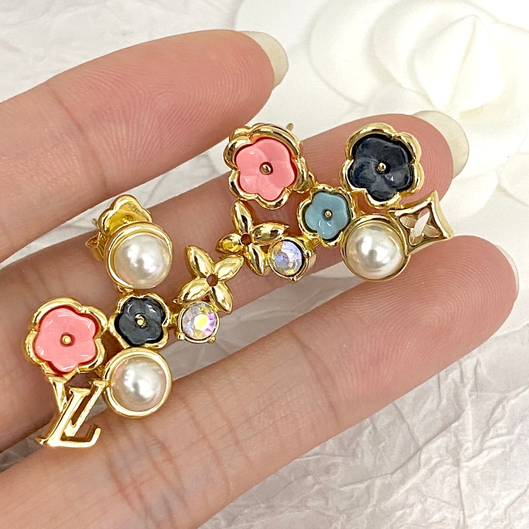 LV Rainbow Floral Earrings: The LV rainbow floral earrings feature a beautiful color combination, accented with pearls and diamonds, creating a vibrant and youthful look. The thoughtful design includes three adjustable holes to