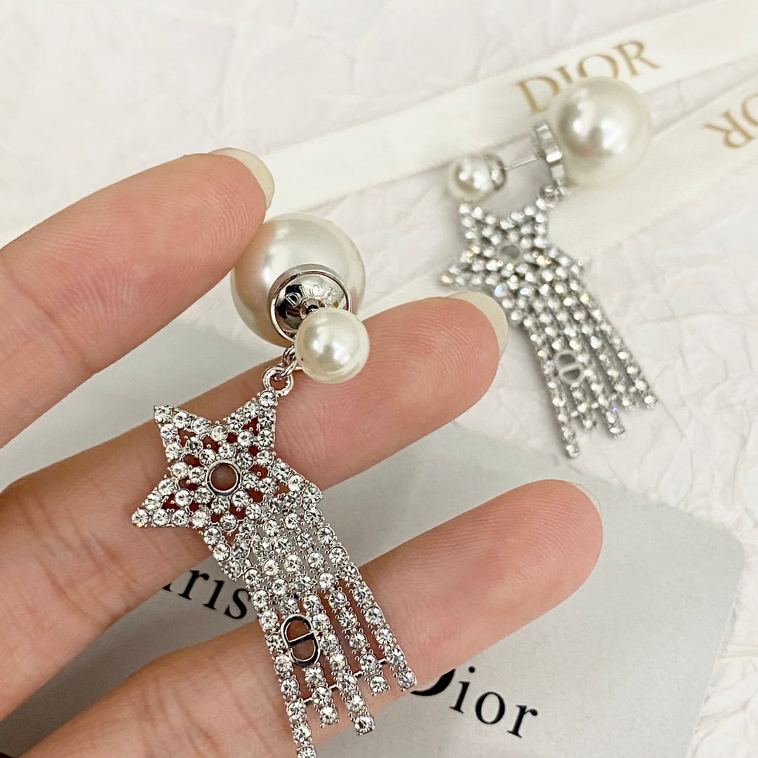 Dior Crystal Meteor Double Pearl Earrings: Dior Crystal Meteor Double Pearl Earrings: The three-dimensional, full star shape and elegant, beautiful meteor trail are enhanced by crystals, making them indescribably beautiful. Whether for