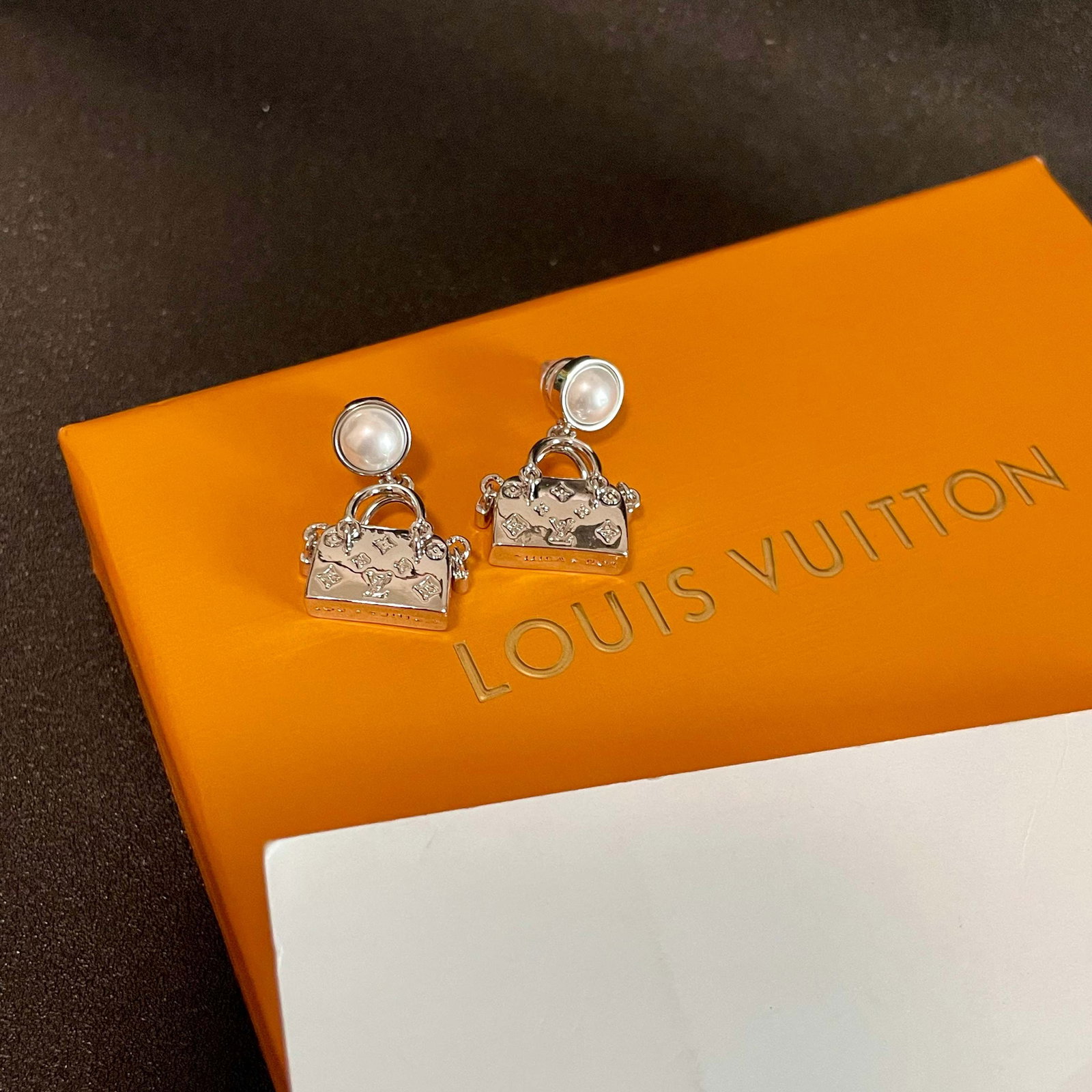 LV earrings: LV earrings have an understated yet captivating design that enhances one's overall elegance when worn. Thank you for viewing our auction and we look forward to serving you as a valued Gold Standard