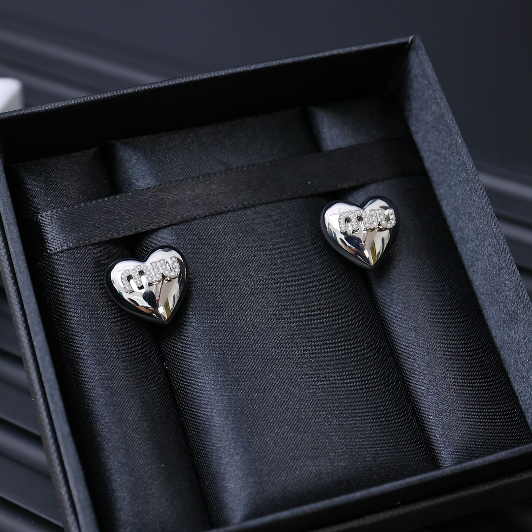 Miumiu Miumiu Heart Pearl Earrings: Miumiu heart-shaped pearl stud earrings, a minimalist luxury style with a unique design. The simple letter design is aesthetically pleasing and the overall look is exquisite and fashionable. Thank you