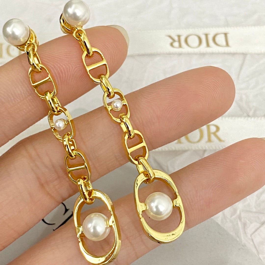 Dior tassel CD letter earrings: Dior tassel CD earrings: The CD letters, ranging in size from small to large, create a three-dimensional effect. The smooth metal paired with pearl details exudes sophistication, femininity, and a