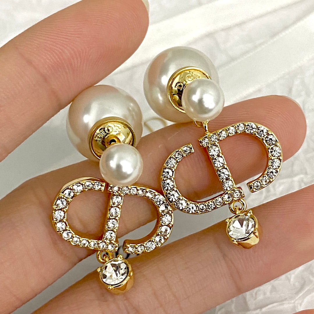 Dior Double Crystal CD Earrings: Dior double-bead crystal CD earrings, sparkling and eye-catching with rhinestones, small and exquisite CD pendants, sway gracefully with every step. Both delicate and impactful, they add confidence