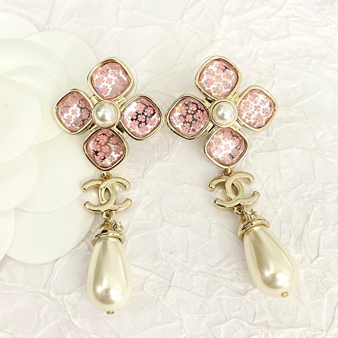 Chanel Clover Teardrop Earrings: Chanel four-leaf clover teardrop earrings, with crystal-clear four-leaf clover designs and pink four-leaf clover inlays, exude a gentle and sweet, princess-like charm. Thank you for viewing our