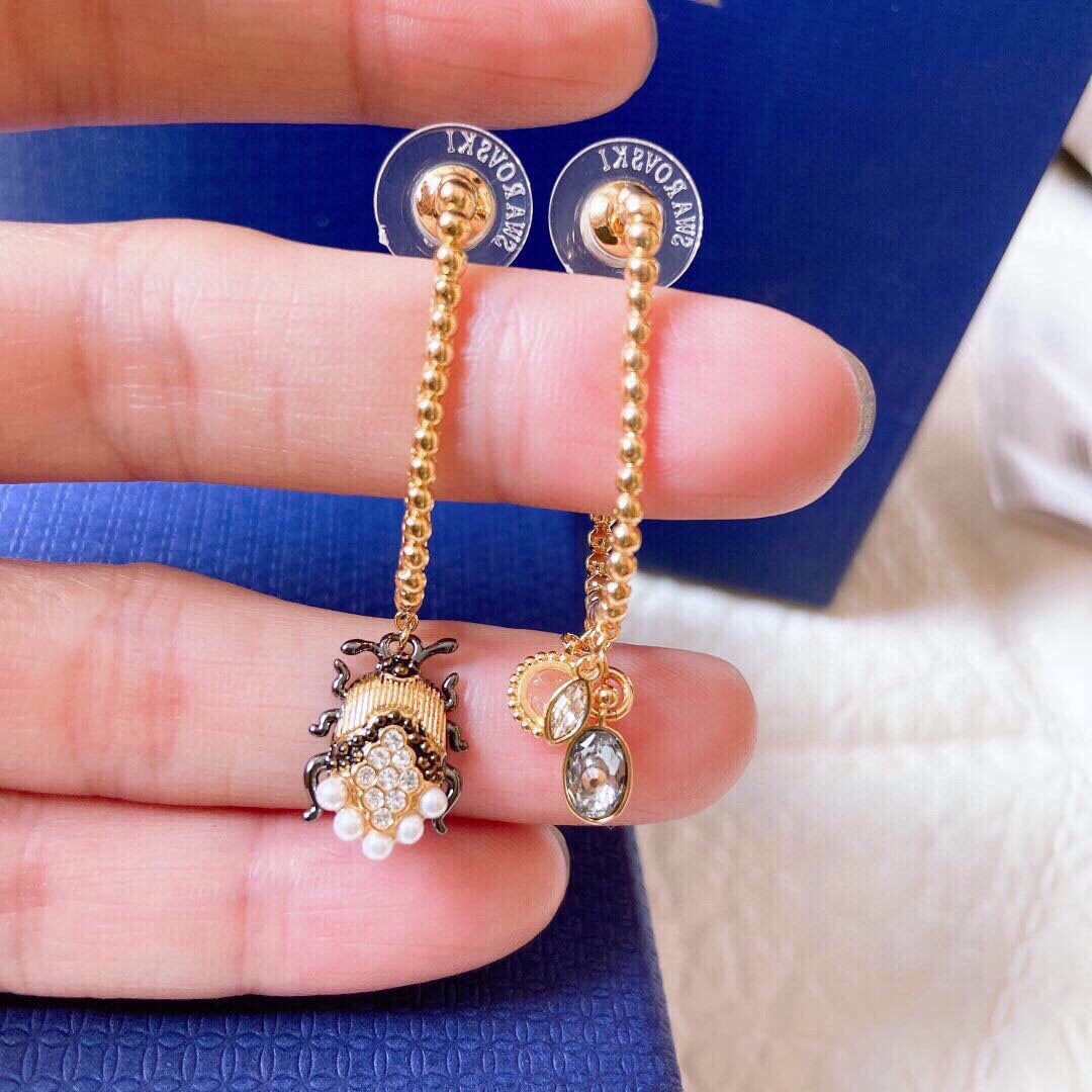 SWAROVSKIMAGNETI: SWAROVSKIMAGNETIC Explore a Fantastic Realm: Gorgeous Golden Beetle Women's Earrings Thank you for viewing our auction and we look forward to serving you as a valued Gold Standard Auctions customer!