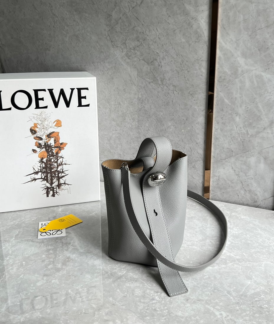 LOEWE: The LOEWE Pebble bucket bag has a fantastic texture. Its minimalist and sleek bucket shape offers exceptional capacity and versatility. It can be carried by hand, crossbody, or under the arm, making