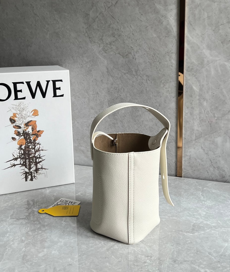 LOEWE: The LOEWE Pebble bucket bag has a fantastic texture. Its minimalist and sleek bucket shape offers exceptional capacity and versatility. It can be carried by hand, crossbody, or under the arm, making