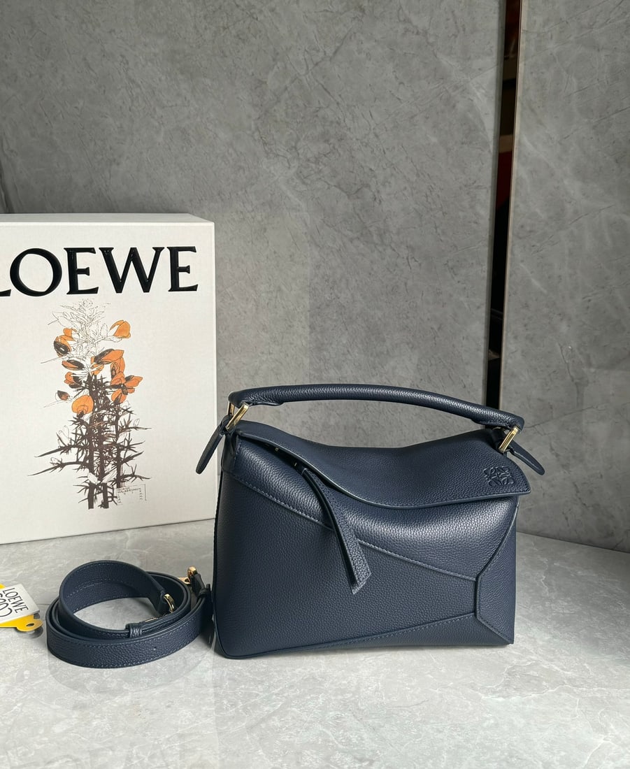 LOEWE: LOEWE's new navy blue puzzle bag is made of grained calfskin. The bag is lightweight yet offers a surprisingly large capacity, making it practical, versatile, and convenient for travel. Small size: 24