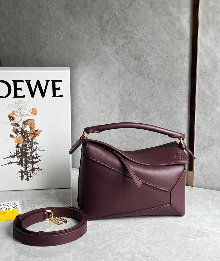 LOEWE: LOEWE deep maroon puzzle bag, made of calfskin, is very lightweight yet has a surprisingly large capacity. Practical, versatile, and convenient for travel. Small size: 24 x 16 x 10 cm. Thank you for v